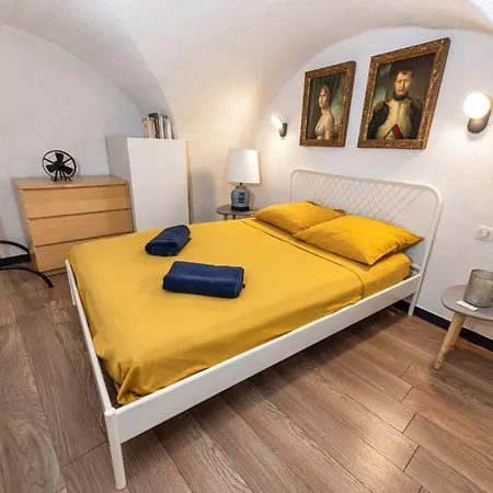 L'ecusson - Duplex With Exterior! 아파트